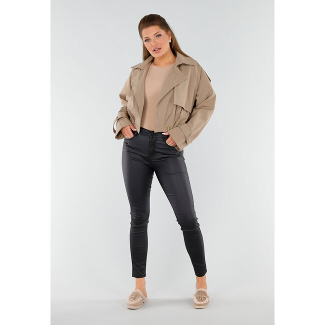 Beiger kurzer Trenchcoat mit Schulterdetails und Knopfverschluss