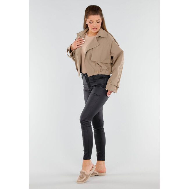 Beiger kurzer Trenchcoat mit Schulterdetails und Knopfverschluss