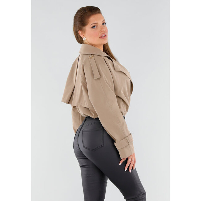 Beiger kurzer Trenchcoat mit Schulterdetails und Knopfverschluss