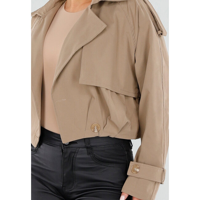 Beiger kurzer Trenchcoat mit Schulterdetails und Knopfverschluss