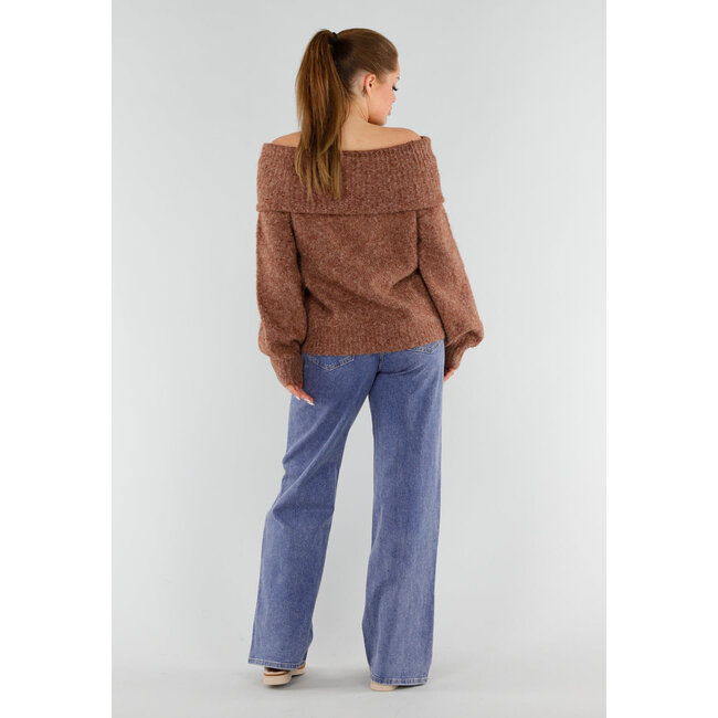 Brauner, gestrickter Off-Shoulder-Pullover aus Wolle mit breitem Halsausschnitt und locker fallender Passform