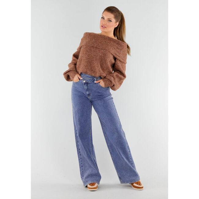 Brauner, gestrickter Off-Shoulder-Pullover aus Wolle mit breitem Halsausschnitt und locker fallender Passform