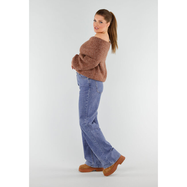 Brauner, gestrickter Off-Shoulder-Pullover aus Wolle mit breitem Halsausschnitt und locker fallender Passform