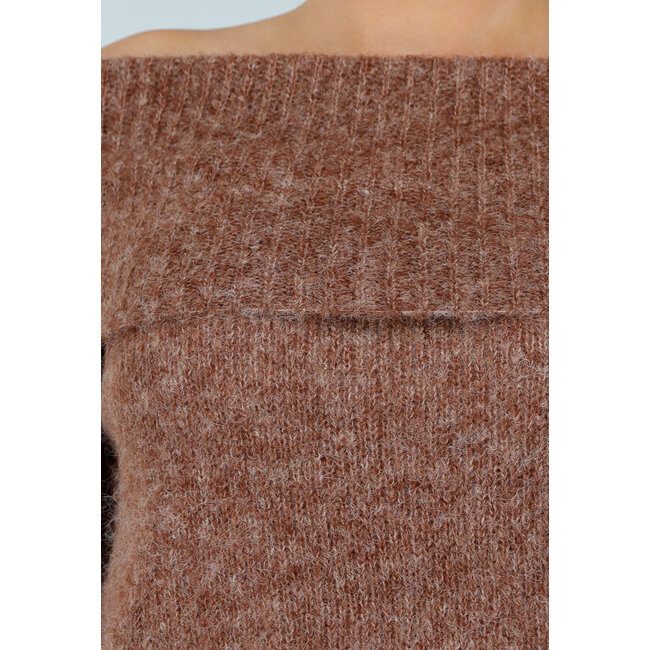 Brauner, gestrickter Off-Shoulder-Pullover aus Wolle mit breitem Halsausschnitt und locker fallender Passform