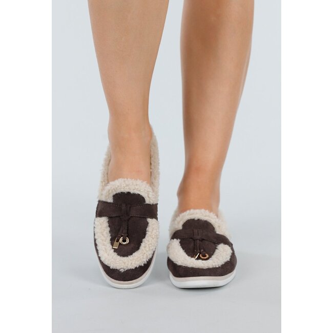 Dunkelbraune Teddy-Loafer mit goldfarbenen Details