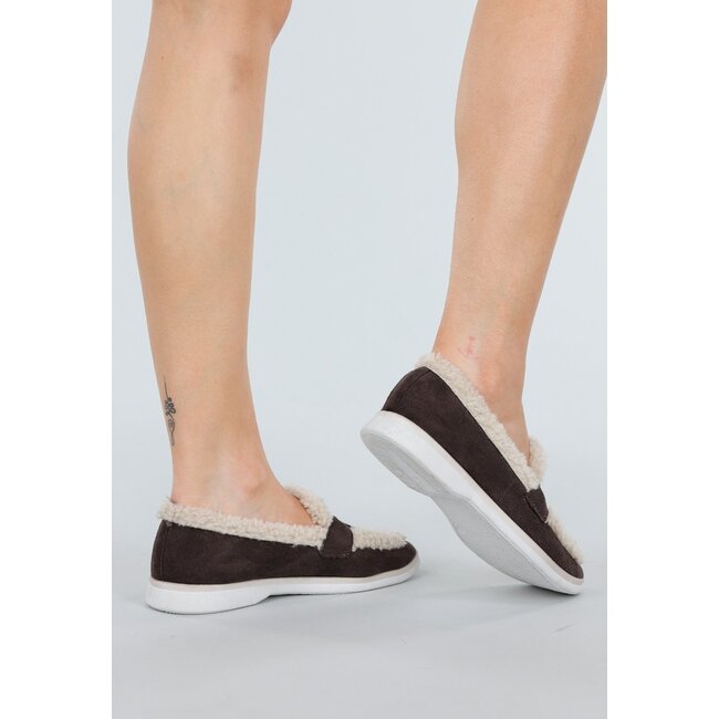 Dunkelbraune Teddy-Loafer mit goldfarbenen Details