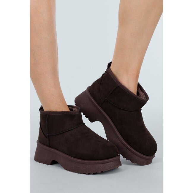 Dunkelbraune Snowboots in Wildlederoptik mit flacher Plateausohle