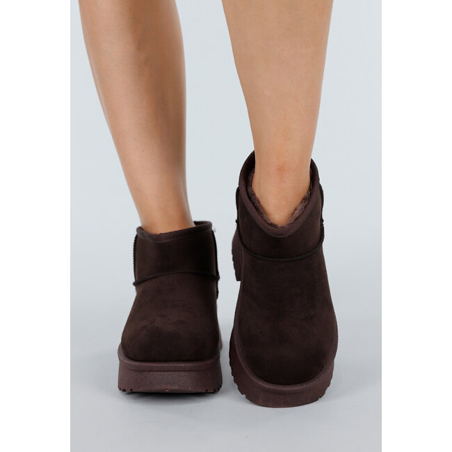 Dunkelbraune Snowboots in Wildlederoptik mit flacher Plateausohle