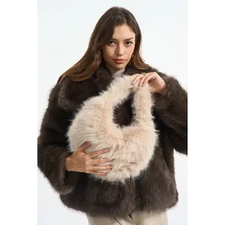 Kunstfelltasche mit goldener Schulterkette