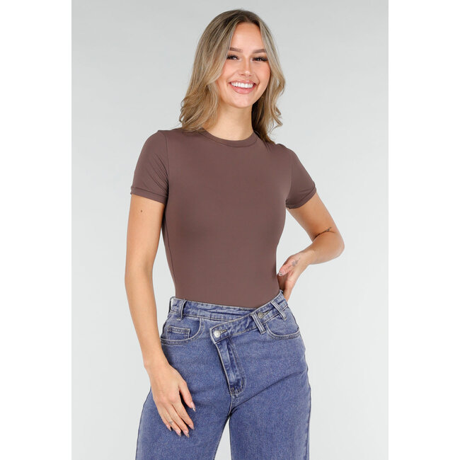 Brauner Stringbody mit kurzen Ärmeln und nahtloser Verarbeitung