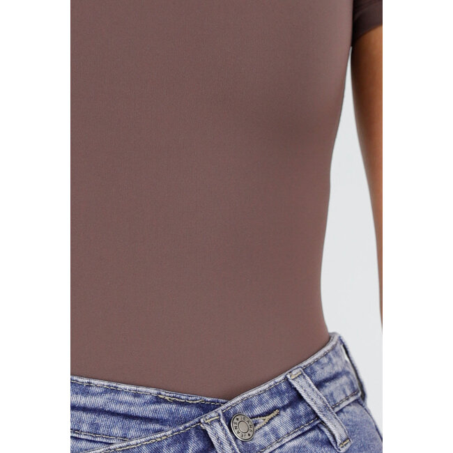 Brauner Stringbody mit kurzen Ärmeln und nahtloser Verarbeitung