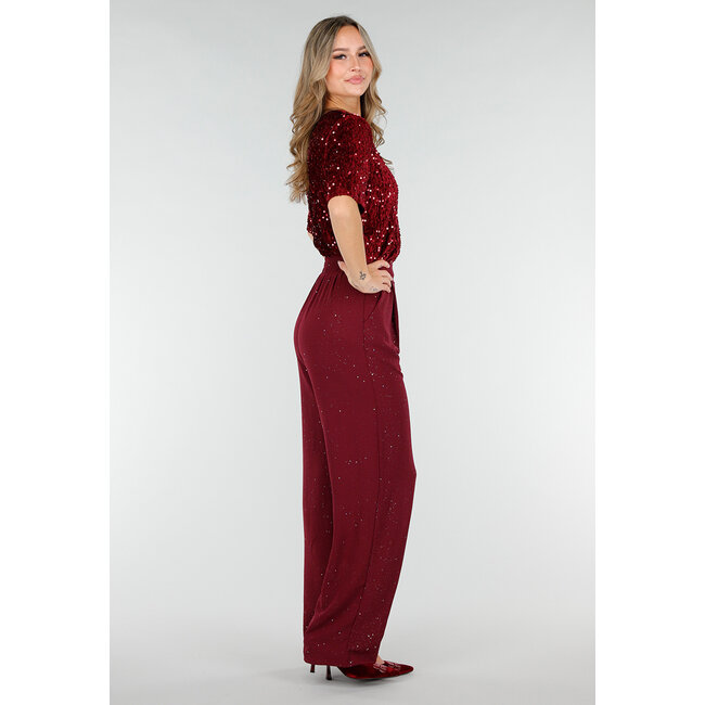 Bordeauxrote Samtpumps mit spitzer Zehenpartie und mittelhohem Absatz