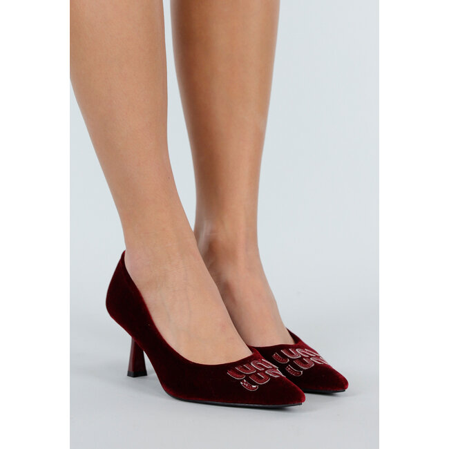 Bordeauxrote Samtpumps mit spitzer Zehenpartie und mittelhohem Absatz