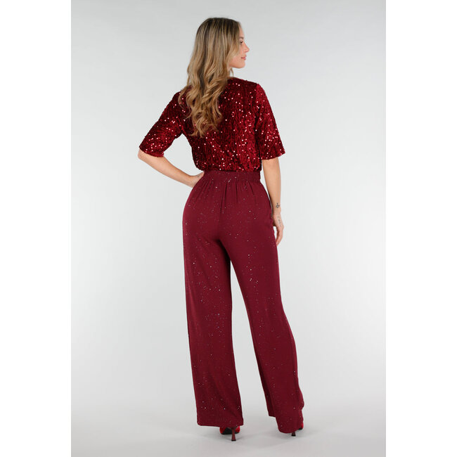 Bordeauxrote Samtpumps mit spitzer Zehenpartie und mittelhohem Absatz