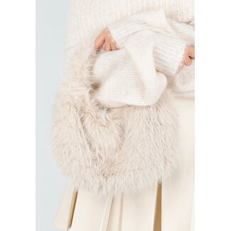 Kunstfelltasche mit goldener Schulterkette