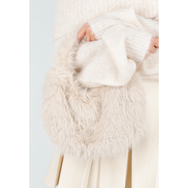 Kunstfelltasche mit goldener Schulterkette