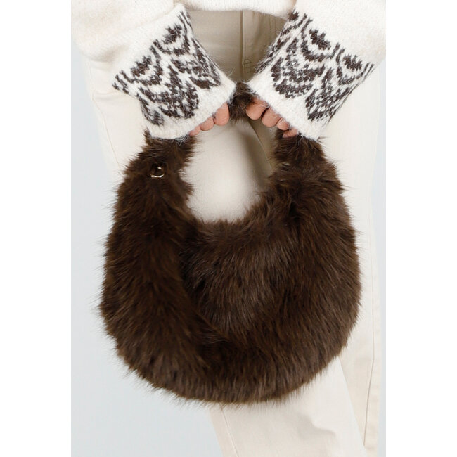 Kunstfelltasche mit goldener Schulterkette