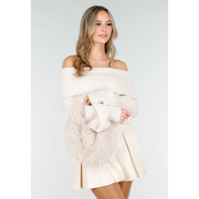 Kunstfelltasche mit goldener Schulterkette