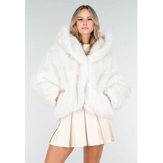 Weißer Kunstfellmantel
