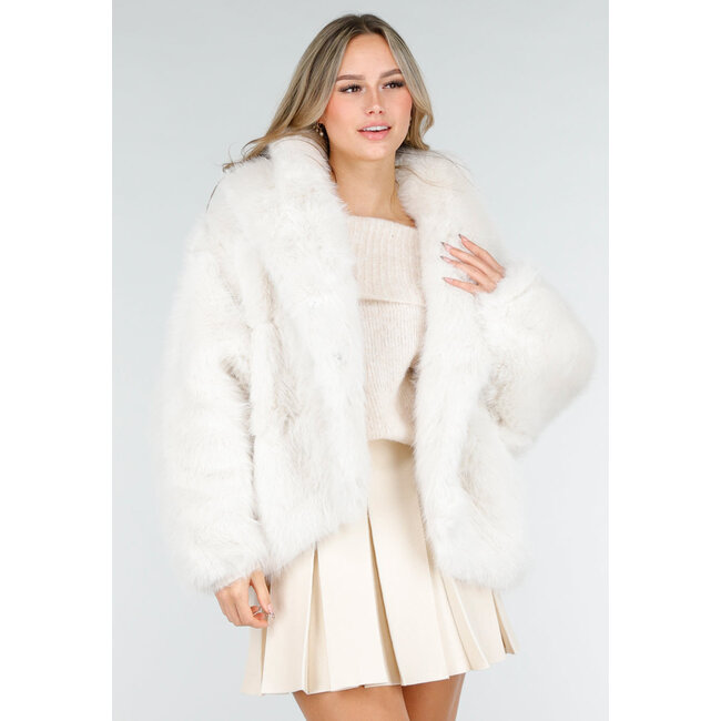 Weiße Kunstfelljacke mit Kapuze