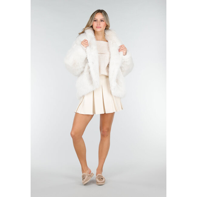 Weiße Kunstfelljacke mit Kapuze