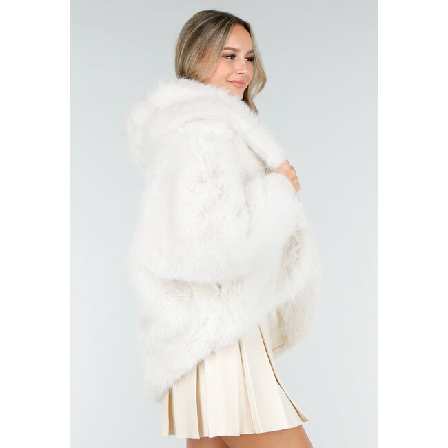 Weiße Kunstfelljacke mit Kapuze