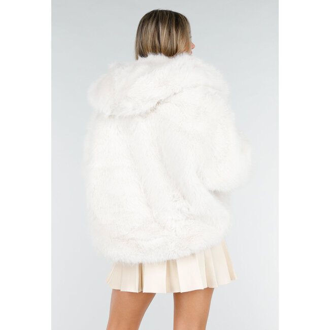 Weiße Kunstfelljacke mit Kapuze