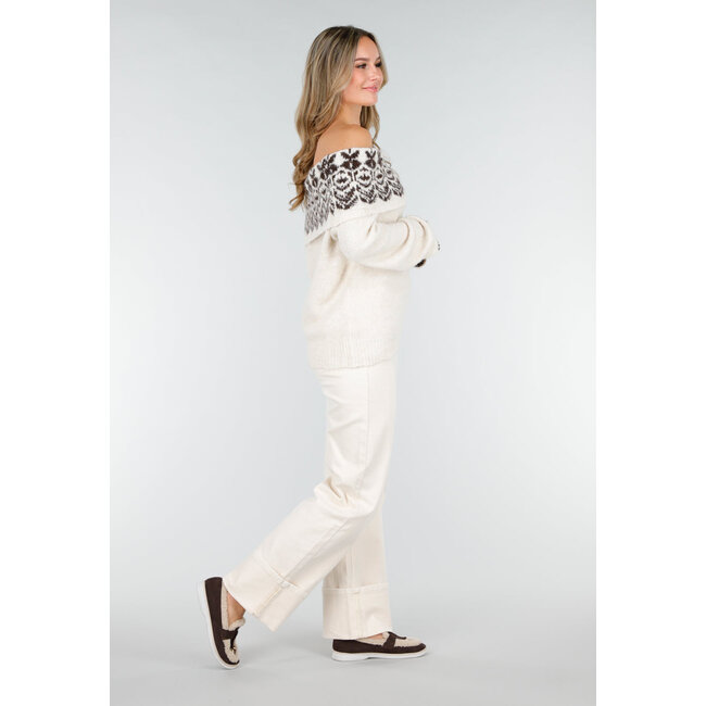 Cremefarbener Off-Shoulder-Strickpullover aus Stretchwolle mit braunem Muster