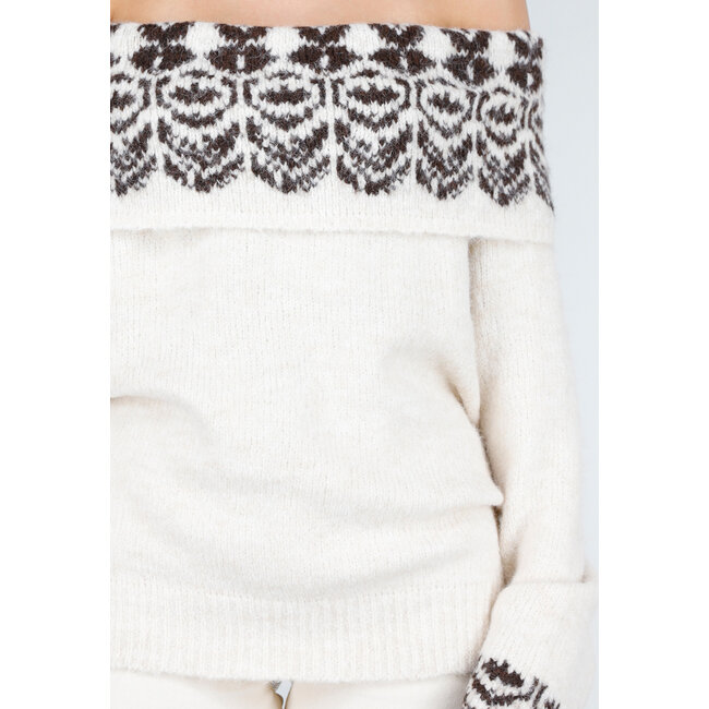 Cremefarbener Off-Shoulder-Strickpullover aus Stretchwolle mit braunem Muster