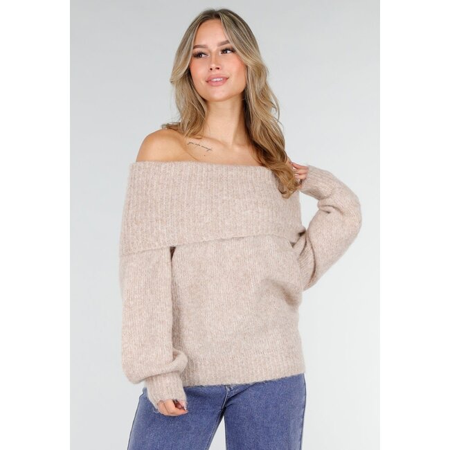 Beigefarbener, schulterfreier Wollpullover mit lockerer Passform