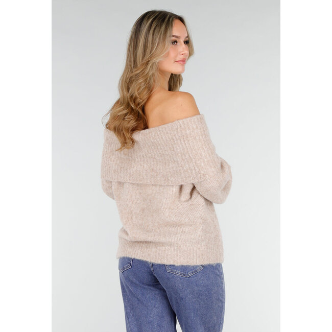 Beigefarbener, schulterfreier Wollpullover mit lockerer Passform