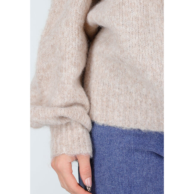 Beigefarbener, schulterfreier Wollpullover mit lockerer Passform