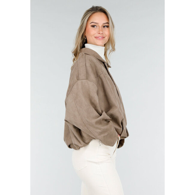 Taupe-farbener Mantel in Wildlederoptik mit Reißverschluss und abgesenkten Schulternähten