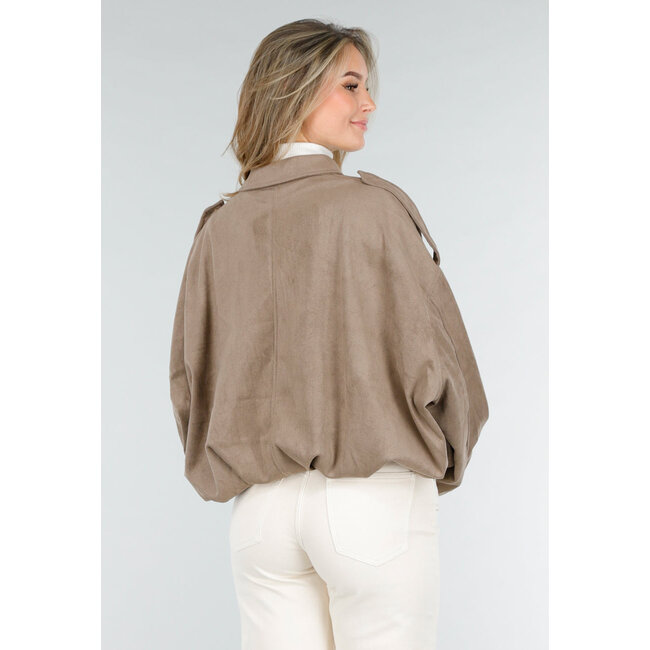 Taupe-farbener Mantel in Wildlederoptik mit Reißverschluss und abgesenkten Schulternähten