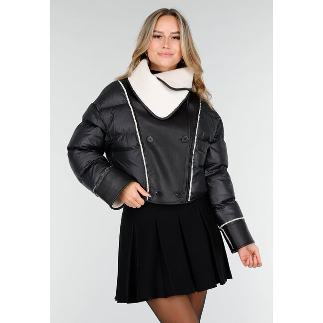 Schwarze Pufferjacke mit weißem Sherpa-Fleece-Kragen