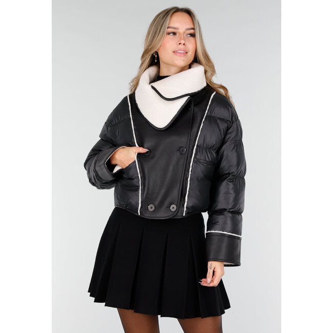 Schwarze Pufferjacke mit weißem Sherpa-Fleece-Kragen