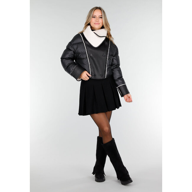 Schwarze Pufferjacke mit weißem Sherpa-Fleece-Kragen
