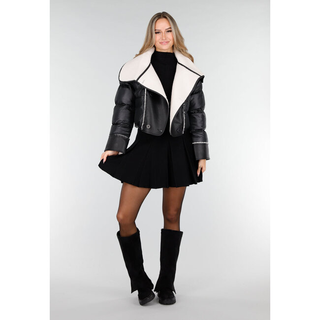 Schwarze Pufferjacke mit weißem Sherpa-Fleece-Kragen