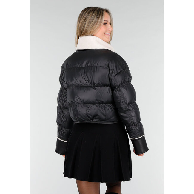 Schwarze Pufferjacke mit weißem Sherpa-Fleece-Kragen