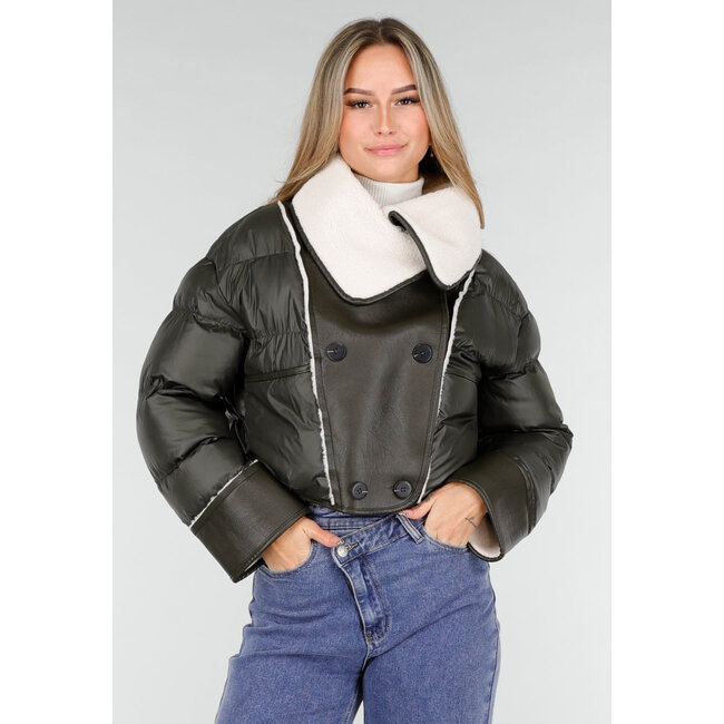 Dunkelgrüne Jacke mit weißem Teddykragen und doppelter Knopfleiste