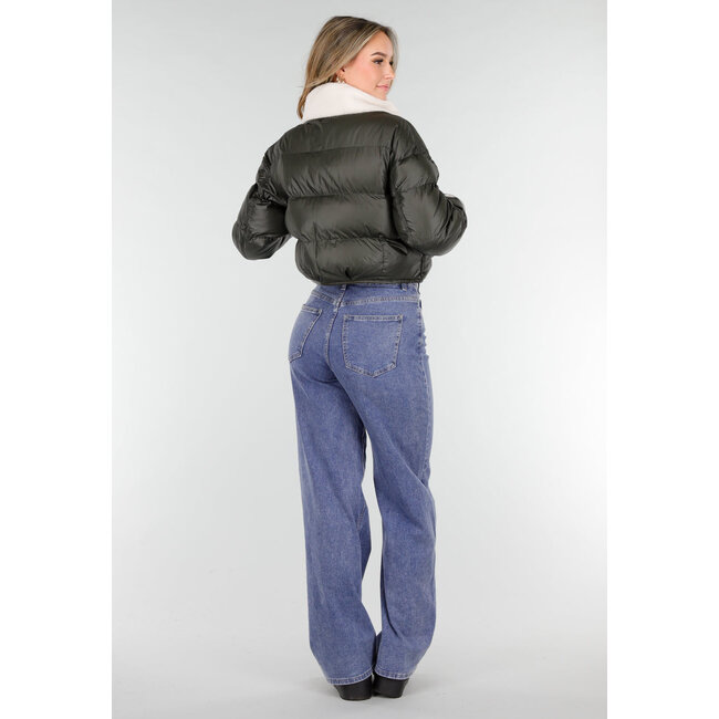 Dunkelgrüne Jacke mit weißem Teddykragen und doppelter Knopfleiste