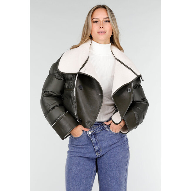 Dunkelgrüne Jacke mit weißem Teddykragen und doppelter Knopfleiste