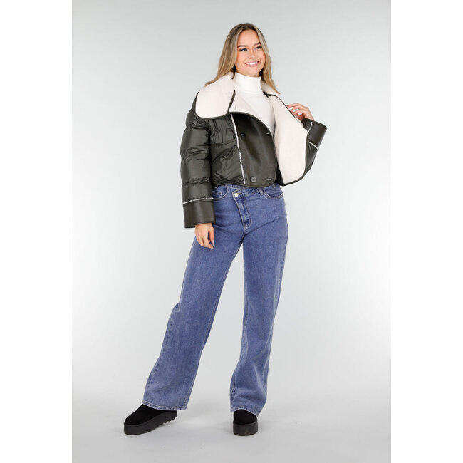 Dunkelgrüne Jacke mit weißem Teddykragen und doppelter Knopfleiste