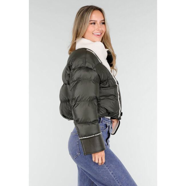 Dunkelgrüne Jacke mit weißem Teddykragen und doppelter Knopfleiste