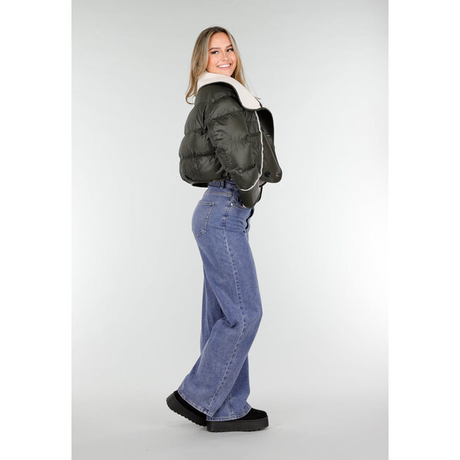 Dunkelgrüne Jacke mit weißem Teddykragen und doppelter Knopfleiste