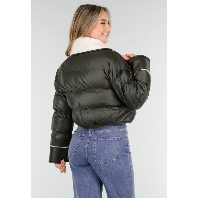 Dunkelgrüne Jacke mit weißem Teddykragen und doppelter Knopfleiste