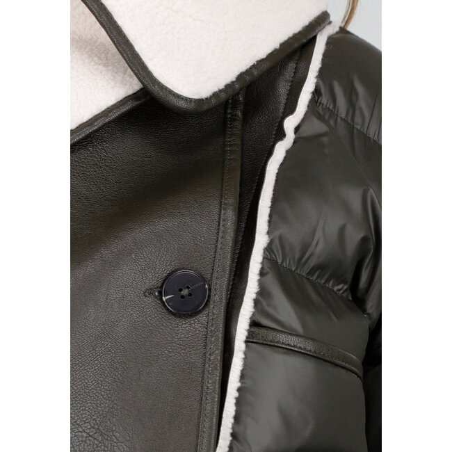 Dunkelgrüne Jacke mit weißem Teddykragen und doppelter Knopfleiste