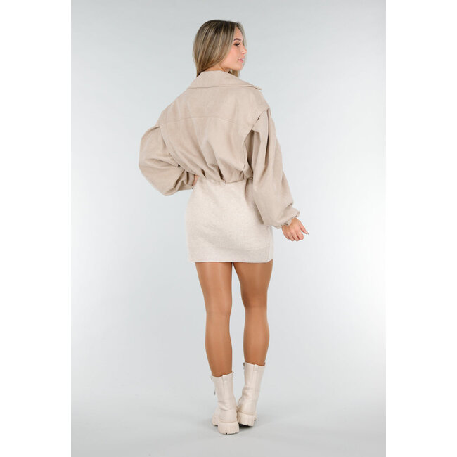 Beigefarbene Jacke in Wildlederoptik mit doppelter Knopfleiste und weiten Ärmeln