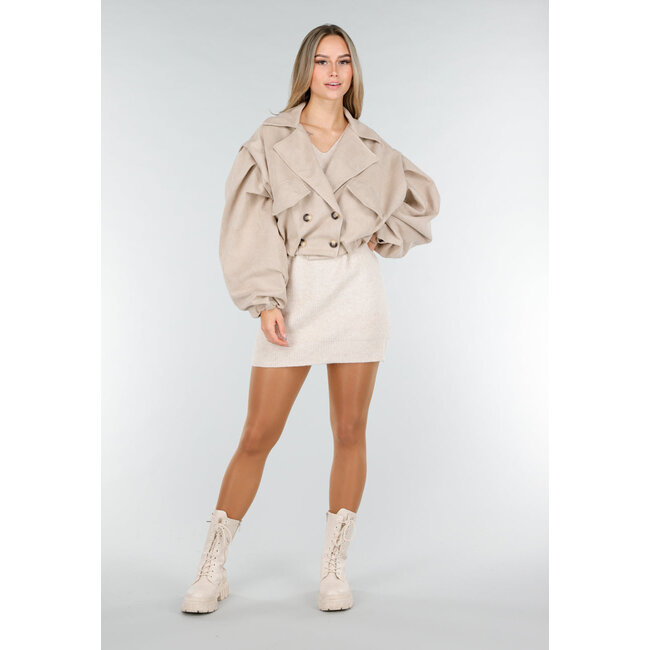 Beigefarbene Jacke in Wildlederoptik mit doppelter Knopfleiste und weiten Ärmeln