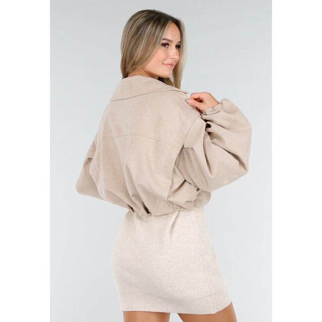 Beigefarbene Jacke in Wildlederoptik mit doppelter Knopfleiste und weiten Ärmeln